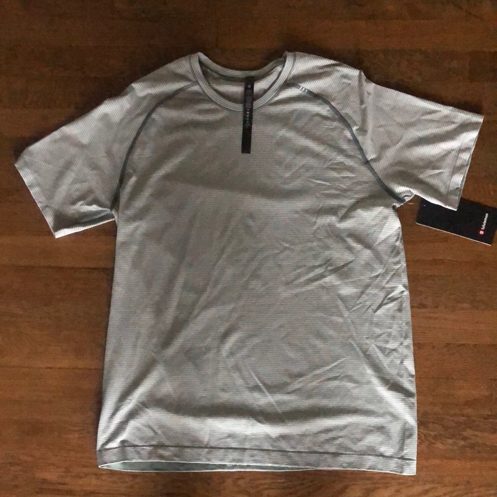 Lululemon men’s large Metal Tech short sleeve stretch tee